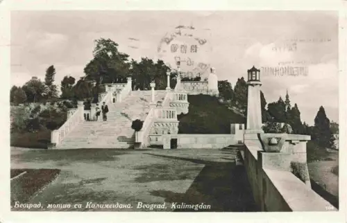 AK / Ansichtskarte Beograd Belgrad Serbija Kalimegdan Kalemegdan-Festung Treppenanlage Denkmal Saeulen Park Passanten Aussichtsturm