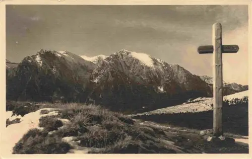 AK / Ansichtskarte Bucegi Muntii Bucegi RO Bucegi-Kette Gipfelkreuz Schnee Hochgebirge Karpaten Diham-Sattel Berglandschaft