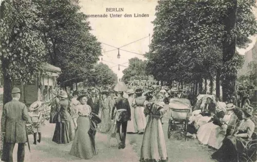 AK / Ansichtskarte BERLIN  CITY Unter-den-Linden Promenade Baeume Passanten Damen Soldaten Kinderwagen Tram Laternenmast