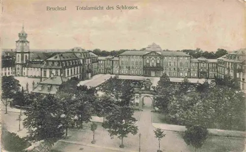 AK / Ansichtskarte BRUCHSAL Baden Barockschloss Schlosskirche Torbogen Ehrenhof Baeume Barockarchitektur Schlossanlage
