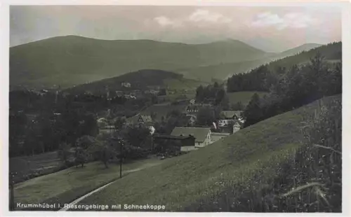 AK / Ansichtskarte Krummhuebel Karpacz Riesengebirge PL Schneekoppe Riesengebirge Tal Haeuser Wiesen Wald Berge
