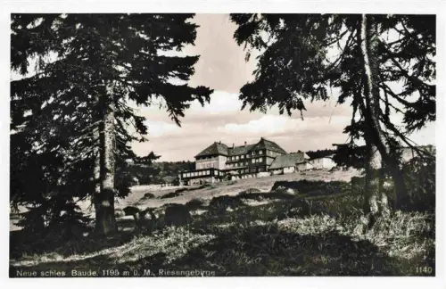 AK / Ansichtskarte Neue-Schlesische-Baude Schronisko-Na Hali-Szrenickiej PL Neue-Schlesische-Baude Berghotel Riesengebirge Fichten Hochplateau