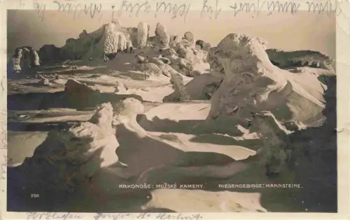 AK / Ansichtskarte Mannsteine Schneekoppe Snezka CZ Mannsteine Muské-kameny Felsen Schnee Winter Hochgebirge Eisformation
