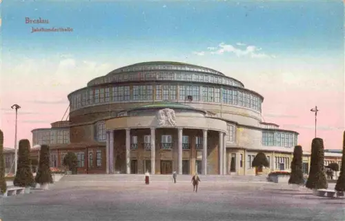 AK / Ansichtskarte Breslau WROCLAW PL Jahrhunderthalle Hala-Stulecia Rundgebaeude Platz Passanten Zypressen