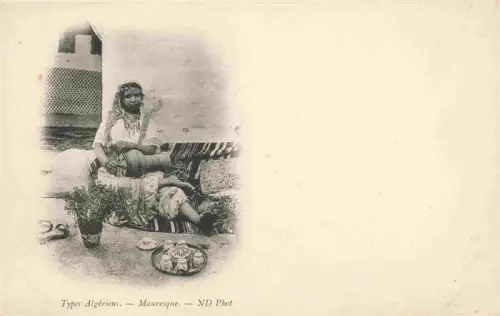 AK / Ansichtskarte ALGER  Algerie Types-Algériens Mauresque Frauenportrait Tracht Kaffeeservice Topfpflanzen Orientalisch