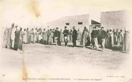 AK / Ansichtskarte Bechar Colomb-Bechar Algerie Compagnie-Saharienne Soldaten Einheimische Wueste Lehmhaeuser Rapport Militaer