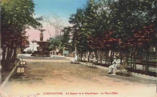 AK / Ansichtskarte CONSTANTINE Algerie Square-de-la-République Fontaine Park Baeume Baenke Spaziergaenger Pièce-d Eau