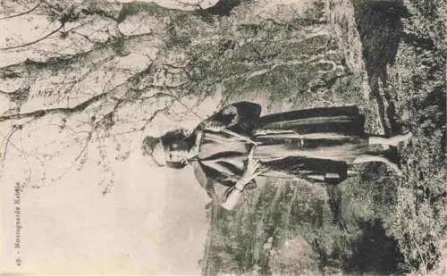 AK / Ansichtskarte Kabyle Algerie Montagnarde Kabylin Tracht Berge Baum Portrait Ethnografie