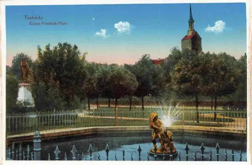 AK / Ansichtskarte Trzebnica Trebnitz Schlesien PL Kaiser-Friedrich-Platz Brunnen Fontaene Statue Kirchturm Park Baeume