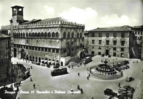 AK / Ansichtskarte PERUGIA Umbria IT Piazza-IV-Novembre Palazzo-Comunale Fontana Strassenbahn Autos Stadtplatz Rathaus