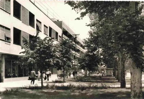 AK / Ansichtskarte Backa Palanka Serbija Robna-ku?a Warenhaus Stadtpromenade Baeume Passanten Fahrraeder Modernismus