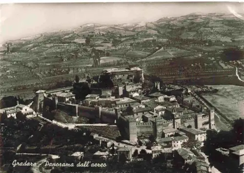 AK / Ansichtskarte Gradara Pesaro Marche IT Gradara Burg Stadtmauer Mittelalter Altstadt Felder Luftaufnahme