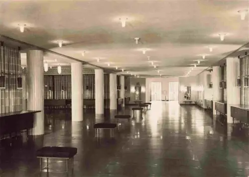 AK / Ansichtskarte LEIPZIG Sachsen Opernhaus Garderoben-Hallen Saeulen Foyer Innenraum Sitzbaenke Deckenleuchten