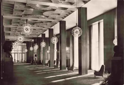 AK / Ansichtskarte LEIPZIG Sachsen Opernhaus Parkett-Foyer Foyer Kronleuchter Innenraum Sitzmoebel Saeulen