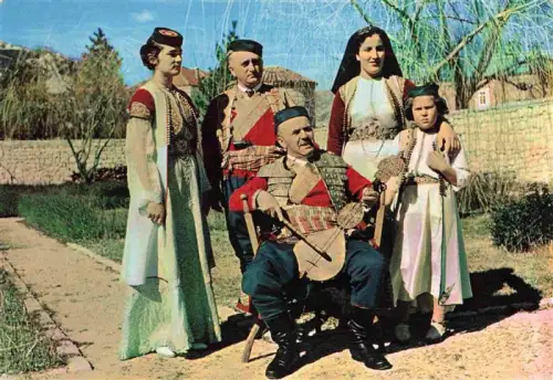 AK / Ansichtskarte Cetinje Cetigne Montenegro Nationaltracht Volksmusik Sitar Frauentracht Maennertracht Familie Tracht