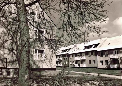 AK / Ansichtskarte CHARLOTTENBURG-WILMERSDORF BERLIN Gutheim-Siedlung Wohnblock Balkone Am-Scholzplatz Mehrfamilienhaus Baum Kriegsopfersiedlung