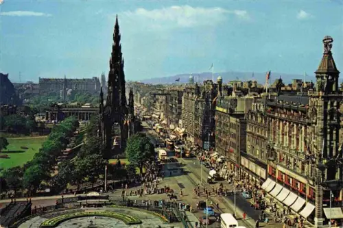 AK / Ansichtskarte EDINBURGH  SCOTLAND UK Princes-Street Scott-Monument Doppeldeckerbus Strassenszene Geschaefte Flaggen Park Fussgaenger