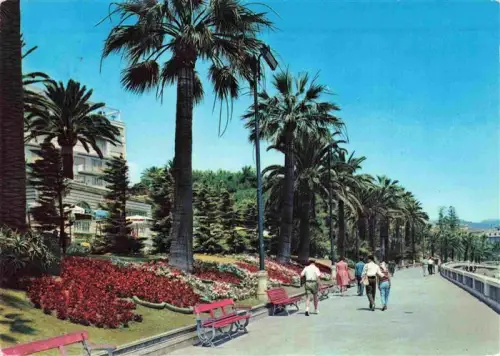 AK / Ansichtskarte SANREMO San Remo Liguria IT Passeggiata-a-mare Promenade Palmen Blumen Spaziergaenger Hotel Blumenriviera