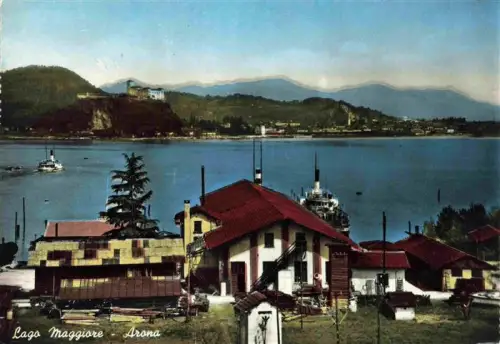 AK / Ansichtskarte Arona Lago Maggiore Novara Piemonte IT Lago-Maggiore Hafen Dampfschiff See Berge Ufergebaeude Boote