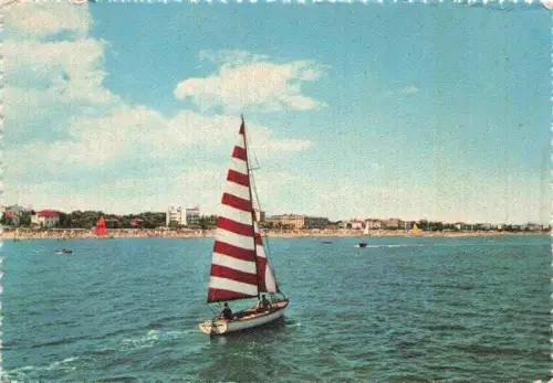 AK / Ansichtskarte RICCIONE RIMINI IT Spiaggia Strand Segelboot Adria Hotels Meer