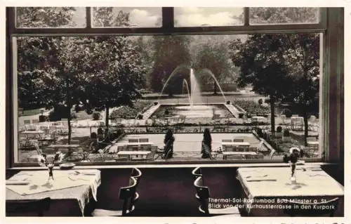 AK / Ansichtskarte Bad Muenster am Stein Ebernburg Rheinland-Pfalz Thermal-Sol-Raolumbad Kurhausterrasse Kurpark Springbrunnen Restaurant Tische Stuehle Kurgarten