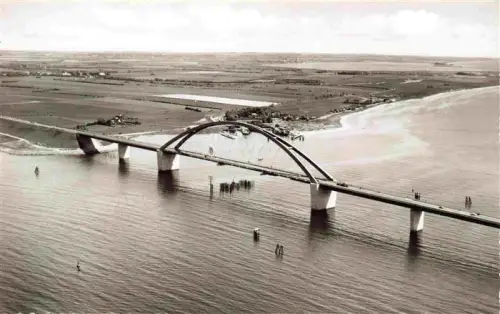 AK / Ansichtskarte Fehmarnsundbruecke Schleswig-Holstein Fehmarnsund-Bruecke Vogelfluglinie Bruecke Wasser Flachland Luftaufnahme Bogen