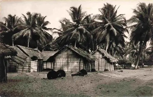 AK / Ansichtskarte Abidjan Cote d Ivoire Elfenbeinkueste Village-Azuretti Palmenhuetten Strohhuetten Palmen Tropisch Dorf Sand