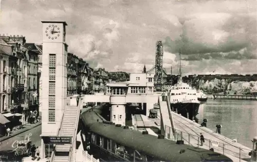AK / Ansichtskarte DIEPPE 76 Seine-Maritime La-Gare-Maritime Hafen Faehrhafen Uhrturm Schiff Kai Passagiereingang Stadtansicht