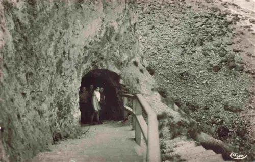 AK / Ansichtskarte Benouville LE HAVRE 76 Seine-Maritime L Entrée-de-la-Tonnelle Hoehle Tunnel Felsen Kinder Treppe Kueste