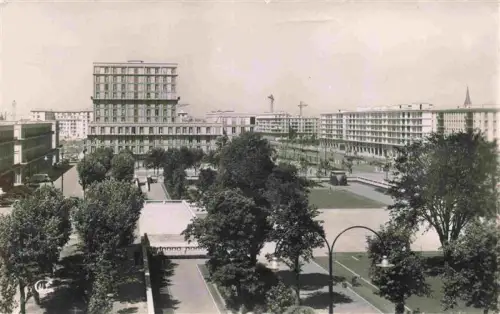 AK / Ansichtskarte Havre Le Nouveaux-Immeubles Place-de-l Hôtel-de-Ville Hochhaus Wohnbloecke Park Nachkriegsbau Baukran
