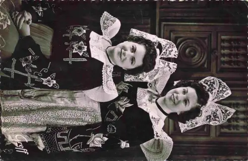 AK / Ansichtskarte CONCARNEAU Quimper 29 Finistere Cercle-Celtique Coiffes-et-Costumes Bretonische-Tracht Spitzenhaube Frauen Bretagne