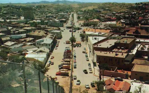 AK / Ansichtskarte Nogales Arizona USA The-Fence Grenze USA-Mexiko Nogales-Sonora Stadtansicht Autos Strasse Luftaufnahme