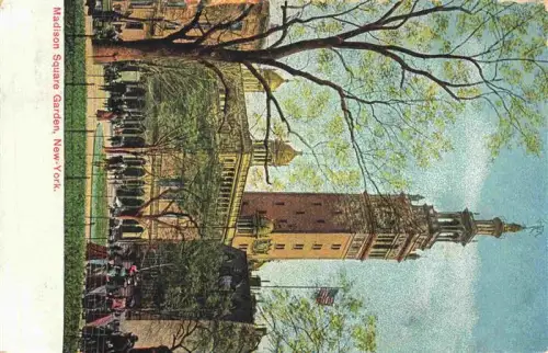 AK / Ansichtskarte NEW YORK City USA Madison-Square-Garden Turm Uhrturm Park Passanten Baeume US-Flagge Prachtbau