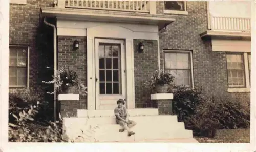 AK / Ansichtskarte Kearney Nebraska USA Wohnhaus Backsteinhaus Hauseingang Treppe Kind Veranda Fenster Pflanzen