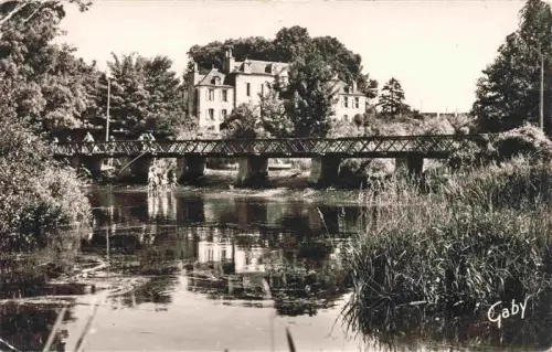 AK / Ansichtskarte GUINGAMP 22 Cotes-d Armor Trieux Château-de-Rochefort Eisenbruecke Schloss Fluss Schilfrohr Baeume Spiegelbild