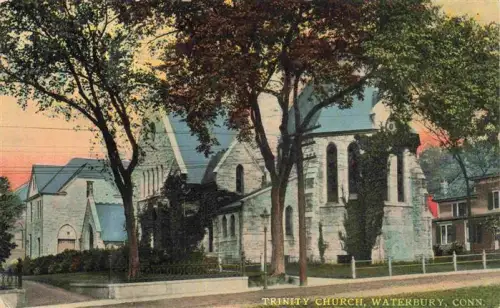 AK / Ansichtskarte Waterbury Connecticut Trinity-Church Kirche Steinkirche Baeume Neugotik Kirchengebaeude Zaun