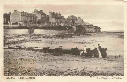 AK / Ansichtskarte LUC-SUR-MER CAEN 14 Calvados Plage Villas Strand Ebbe Buhnen Klippe Haeuser Spaziergaenger