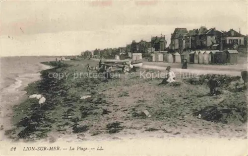 AK / Ansichtskarte Lion-sur-Mer CAEN 14 Calvados Plage Strand Strandkabinen Villas Boote Spaziergaenger Kueste Algen