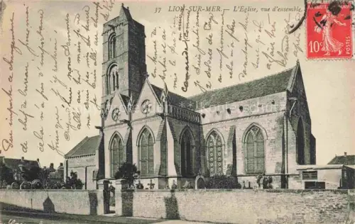 AK / Ansichtskarte Lion-sur-Mer CAEN 14 Calvados Eglise Kirche Kirchturm Gotik Rosette Friedhof Normannisch