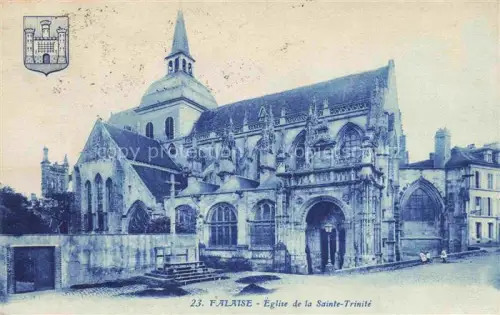 AK / Ansichtskarte Falaise  CAEN 14 Calvados Eglise-de-la-Sainte-Trinité Kirche Gotik Kirchturm Portal Wappen Platz