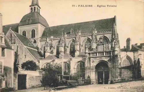 AK / Ansichtskarte Falaise  CAEN 14 Calvados Eglise-Trinité Kirche Glockenturm Portal Romanik Gotik Fassade