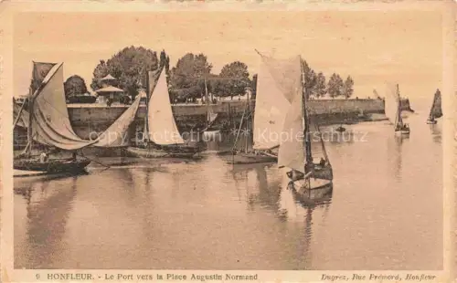 AK / Ansichtskarte HONFLEUR Lisieux 14 Calvados Port Place-Augustin-Normand Segelboote Hafen Allee Baeume Mauer