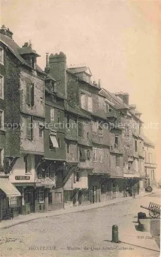 AK / Ansichtskarte HONFLEUR Lisieux 14 Calvados Quai-Sainte-Catherine Fachwerkhaeuser Schieferfassaden Strassenszene Salon-Populaire Wagen S/W-Fotokarte
