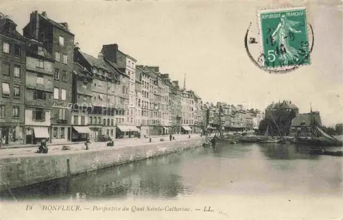 AK / Ansichtskarte HONFLEUR Lisieux 14 Calvados Quai-Sainte-Catherine Hafen Segelboote Chapellerie Haeuserzeile Hafenbecken S/W-Fotokarte