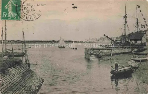 AK / Ansichtskarte Dives-sur-Mer CABOURG LISIEUX 14 Calvados Port Hafen Segelboote Kran Hafenmauer Maenner Rue-Port-Guillaume S/W-Fotokarte