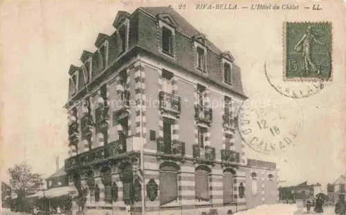 AK / Ansichtskarte RIVA-BELLA  Ouistreham CAEN 14 Calvados Hotel-du-Chalet Hotelgebaeude Balkone Strassenszene Passanten