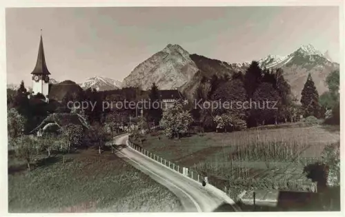 AK / Ansichtskarte SPIEZ Thunersee Niedersimmental BE Kirche Bergdorf Strasse Alpen Weinberg Baeume Schneeberge