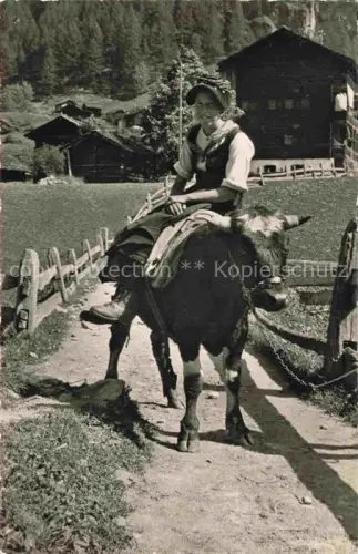 AK / Ansichtskarte Les Hauderes Herens VS Val-d Hérens Kuh Tracht Baeuerin Bauernhof Bergdorf Weide