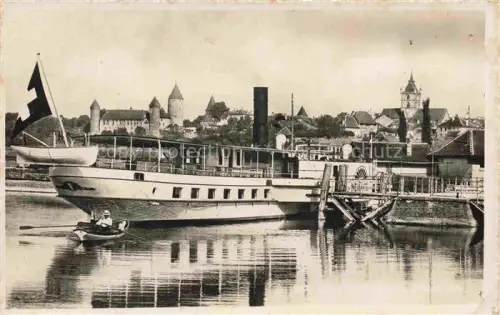 AK / Ansichtskarte Estavayer -le-Lac FR Dampfschiff Schloss Tuerme Neuenburgersee Ruderboot Hafen Stadtansicht