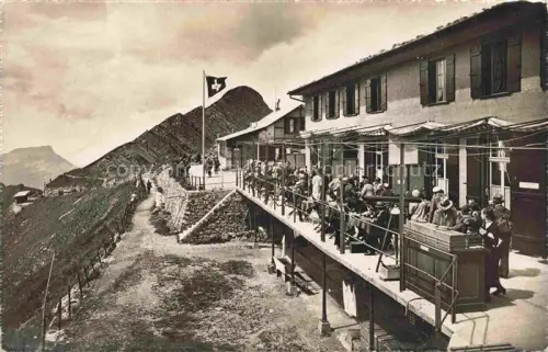 AK / Ansichtskarte Rothorn-Kulm Brienzer Rothorn Brienzerrothorn BE Hotel-Rothorn-Kulm Berghotel Terrasse Schweizer-Fahne Wanderer Gaeste Alpen
